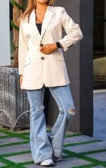 کت دخترانه اسپرت مشکی شیک و مدرن، مناسب برای استایل‌های متنوع. خرید کت زنانه با کیفیت بالا و طراحی منحصر به فرد. کت مشکی دخترانه برای خانم‌های خوش‌سلیقه و مد روز