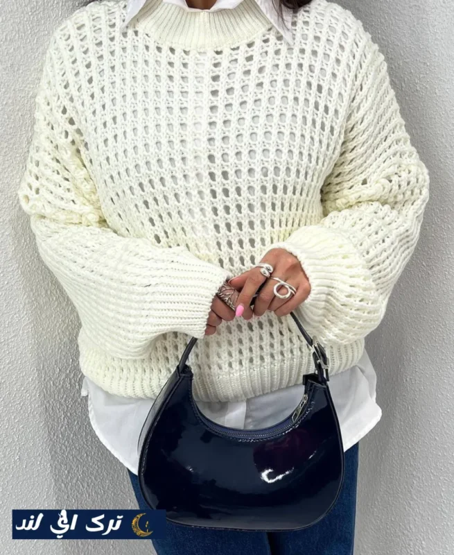 پیراهن سفید با اکسسوری قرمز شب یلدا